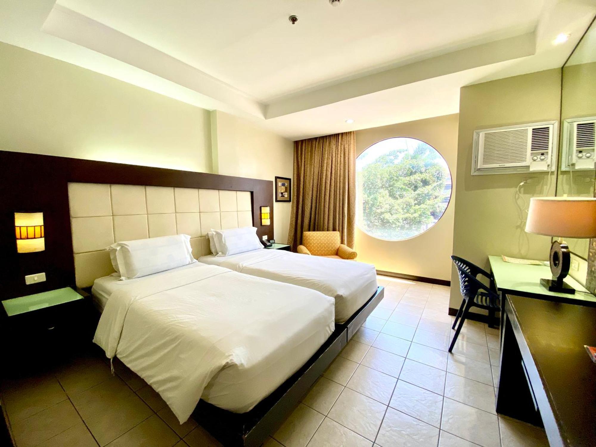 Circle Inn Hotel&Suites Bacolod Exterior foto