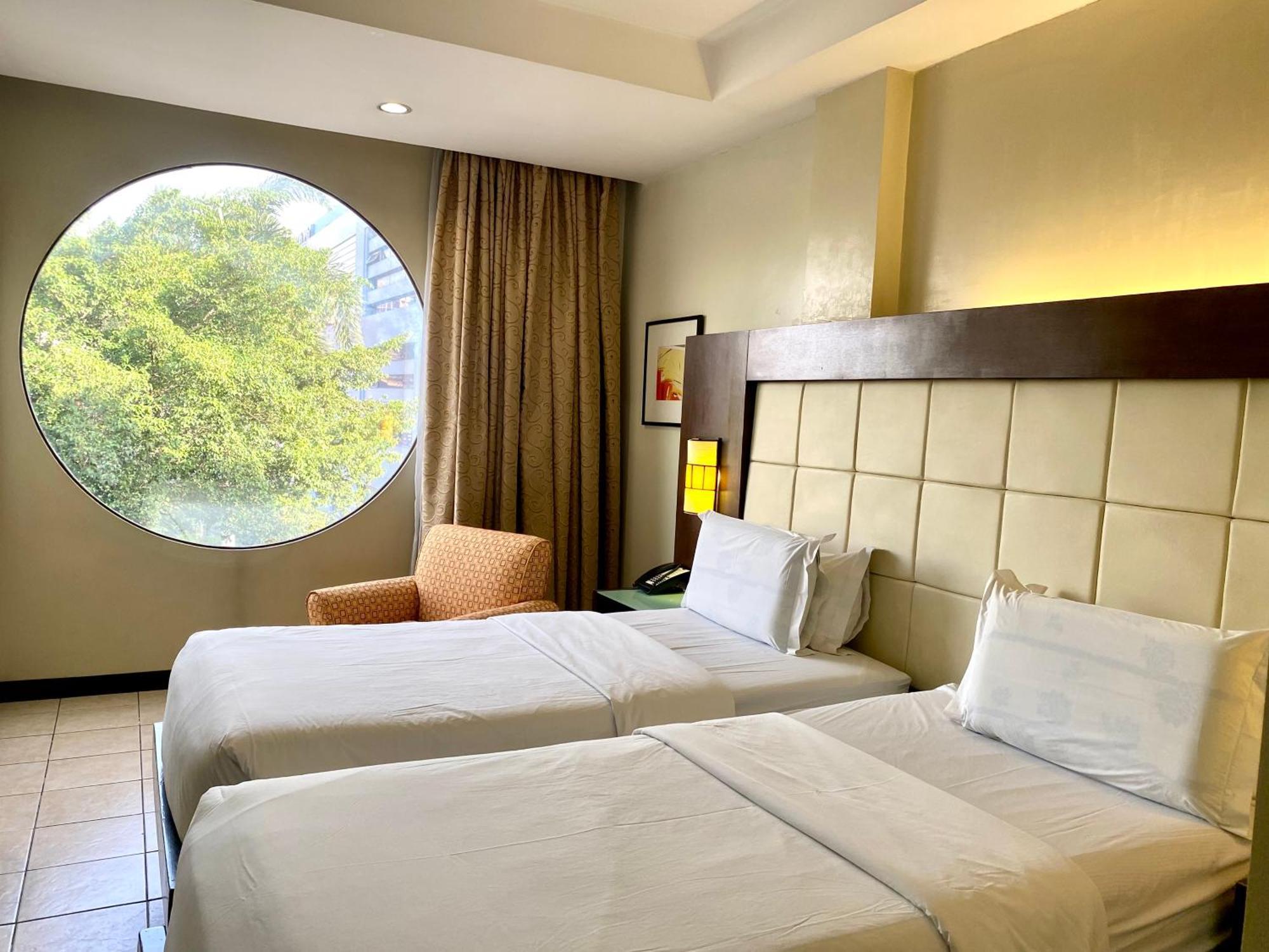 Circle Inn Hotel&Suites Bacolod Exterior foto