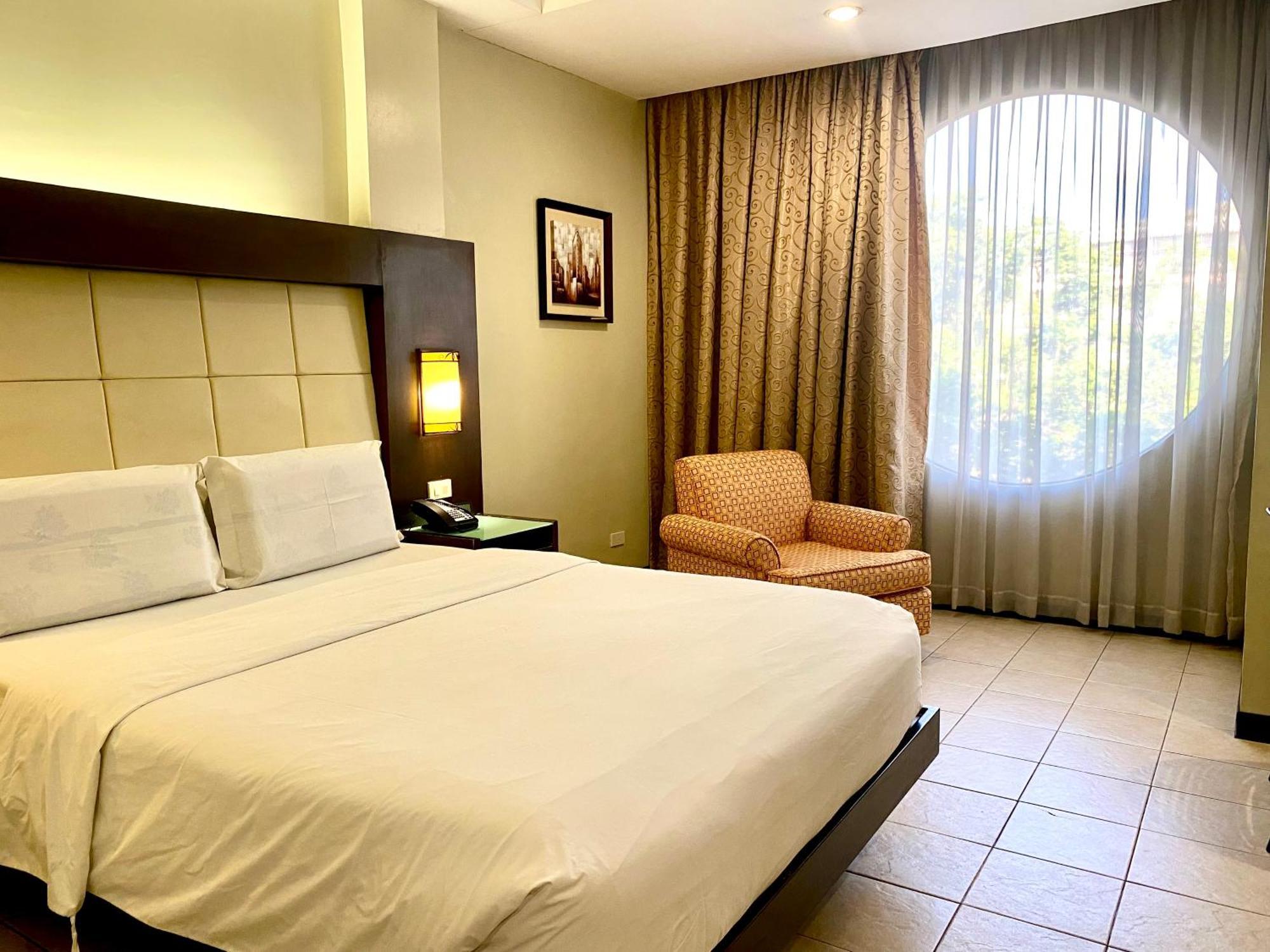 Circle Inn Hotel&Suites Bacolod Exterior foto