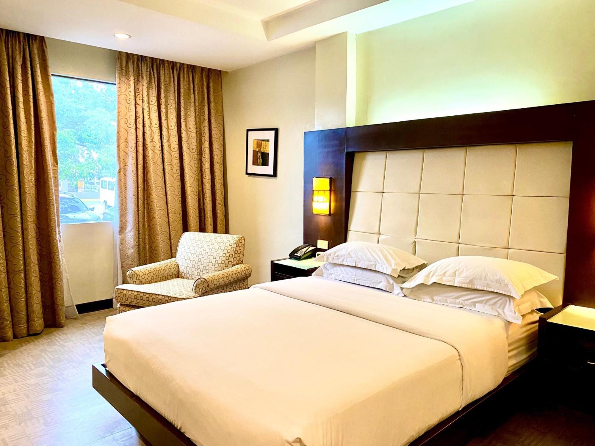 Circle Inn Hotel&Suites Bacolod Exterior foto