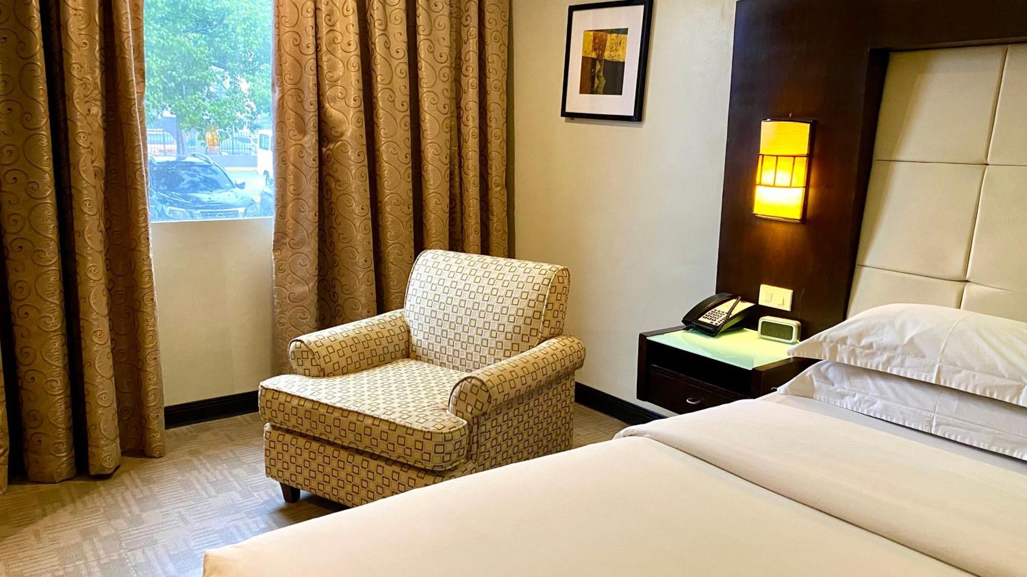 Circle Inn Hotel&Suites Bacolod Exterior foto