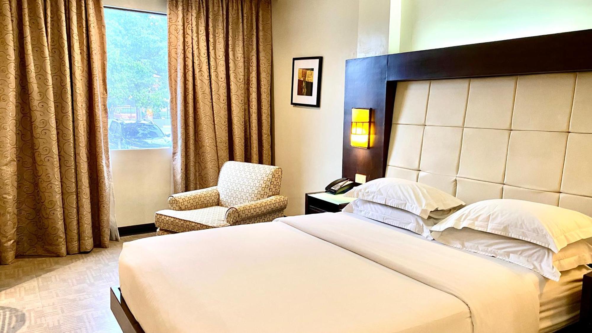 Circle Inn Hotel&Suites Bacolod Exterior foto